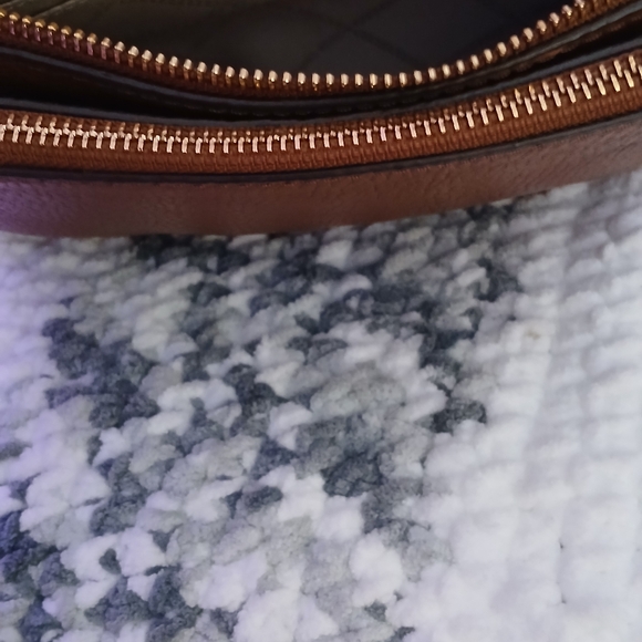 Authentic Michael Kors Pebble Leather Crossbody Bag - Picture 7 of 7